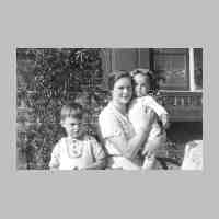 011-0187 Mutti Marie-Erika mit ihren Soehnen Wolf-Dietrich und Ruediger im Mai 1939.jpg
